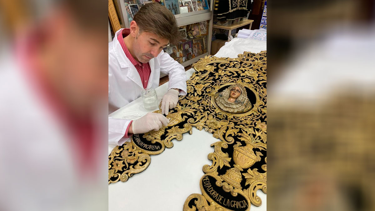 Imagen corporativa de Restaurum, la nueva unidad especializada en conservación y restauración de patrimonio textil bordado en oro impulsada por el taller de José Antonio Grande de León en Sevilla