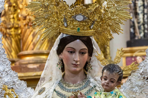 Nuestra Señora del Carmen de San Gil durante la veneración extraordinaria celebrada tras su proceso de restauración y conservación.