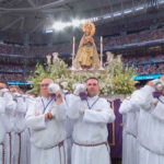 La Virgen de la Almudena y Jesús de Medinaceli durante el encuentro del papa León XIV con la comunidad diocesana de Madrid en el estadio Santiago Bernabéu.