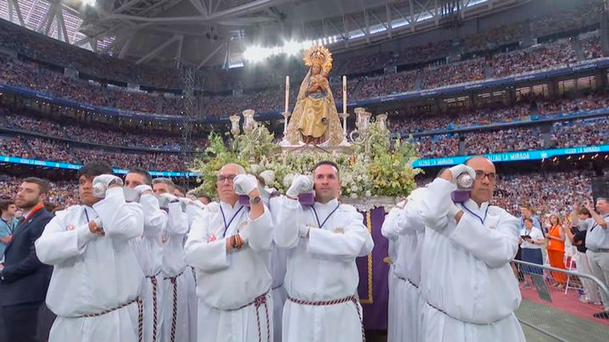 La Virgen de la Almudena y Jesús de Medinaceli durante el encuentro del papa León XIV con la comunidad diocesana de Madrid en el estadio Santiago Bernabéu.