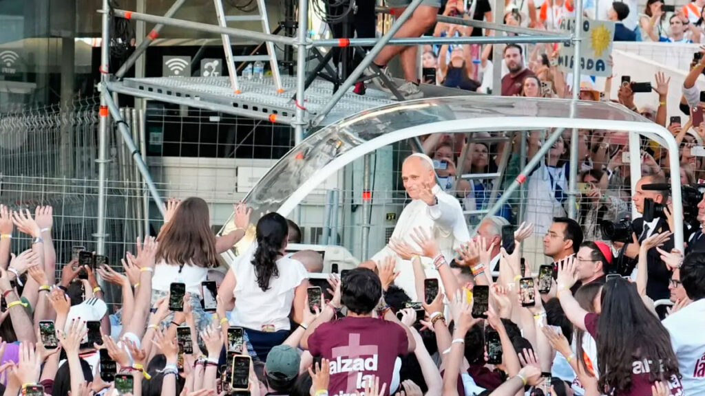 Multitud de fieles recibe al Papa durante un acto público en España con banderas españolas y vaticanas