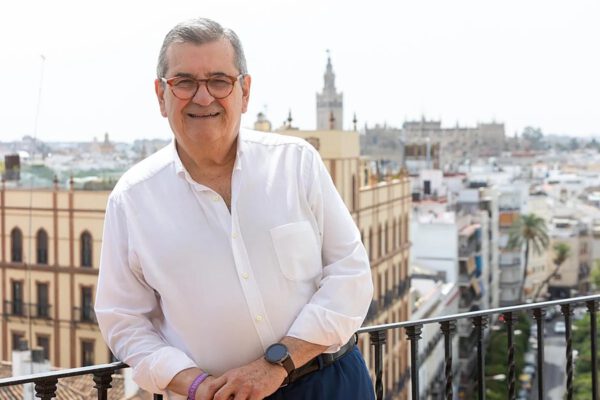 Feliciano Fernández nuevo hermano mayor de la Esperanza de Triana
