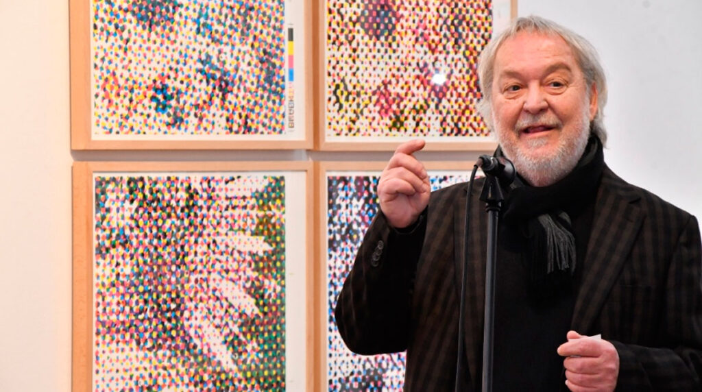 El artista sevillano Manolo Cuervo, autor de destacados carteles y obras dedicadas a la Semana Santa de Sevilla.