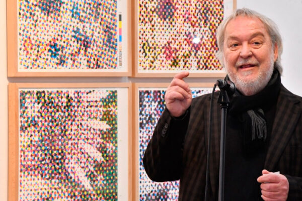 El artista sevillano Manolo Cuervo, autor de destacados carteles y obras dedicadas a la Semana Santa de Sevilla.