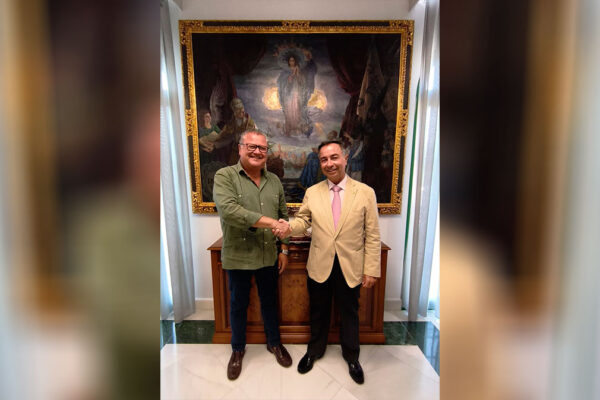 firma del encargo de toca de encaje de bolillos esperanza macarena