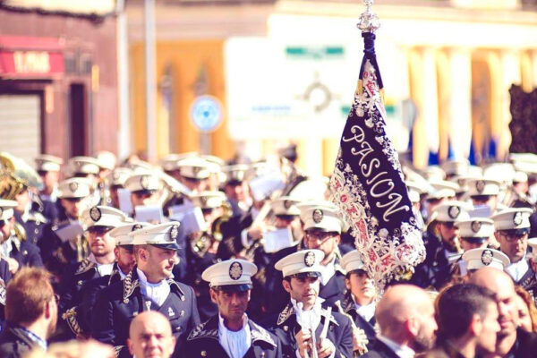La Agrupación Musical Nuestro Padre Jesús de la Pasión de Linares durante una actuación tras el paso del Señor de la Paz de la Hermandad del Carmen Doloroso.