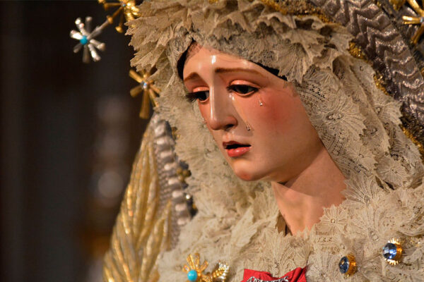 Nuestra Señora de los Ángeles Coronada, titular gloriosa de la Hermandad de Los Negritos de Sevilla, durante los cultos celebrados en su honor.