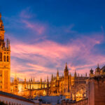 Vista panorámica de la Giralda y la Catedral de Sevilla al atardecer