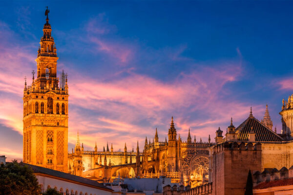 Vista panorámica de la Giralda y la Catedral de Sevilla al atardecer