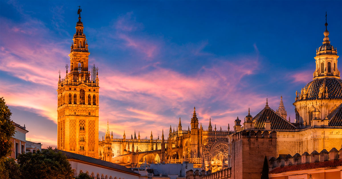 Vista panorámica de la Giralda y la Catedral de Sevilla al atardecer