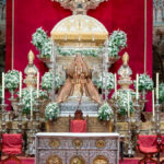 La Virgen de los Reyes entronizada en su paso de salida presidiendo el restaurado Altar de Plata de la Catedral de Sevilla con motivo de la Novena 2026.