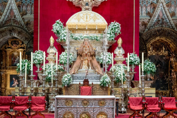 La Virgen de los Reyes entronizada en su paso de salida presidiendo el restaurado Altar de Plata de la Catedral de Sevilla con motivo de la Novena 2026.