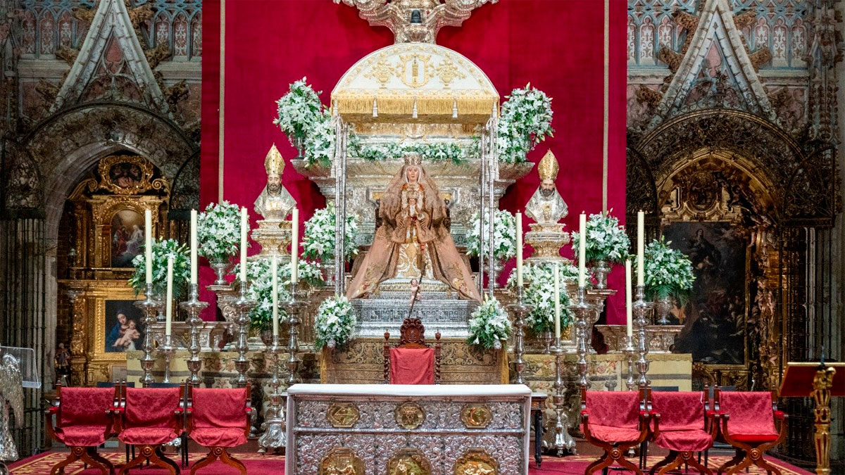 La Virgen de los Reyes entronizada en su paso de salida presidiendo el restaurado Altar de Plata de la Catedral de Sevilla con motivo de la Novena 2026.
