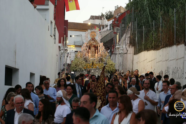 Santa María de Gracia Coronada durante su salida procesional por las calles de Gelves