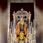 María Santísima de la Hiniesta Gloriosa Coronada durante sus cultos en Sevilla