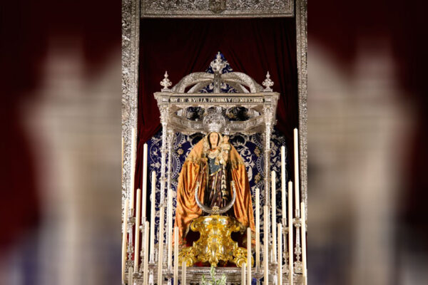 María Santísima de la Hiniesta Gloriosa Coronada durante sus cultos en Sevilla