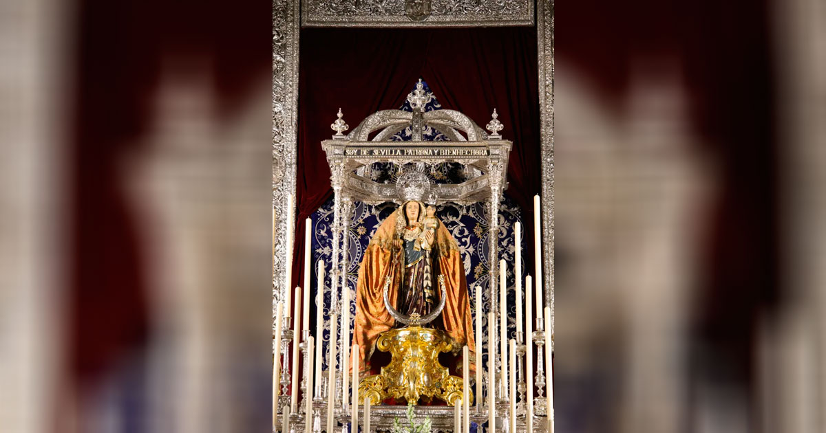 María Santísima de la Hiniesta Gloriosa Coronada durante sus cultos en Sevilla