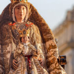 Nuestra Señora de los Reyes en la Catedral de Sevilla durante la procesion de agosto de 2026.