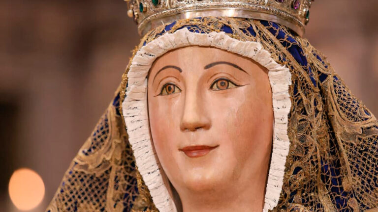 Agenda Cofrade de Sevilla para este Fin de Semana: la Virgen de los Reyes Centra la Mirada en el Día de la Asunción