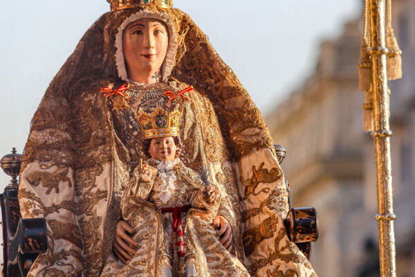 Nuestra Señora de los Reyes en la Catedral de Sevilla durante la procesion de agosto de 2026.