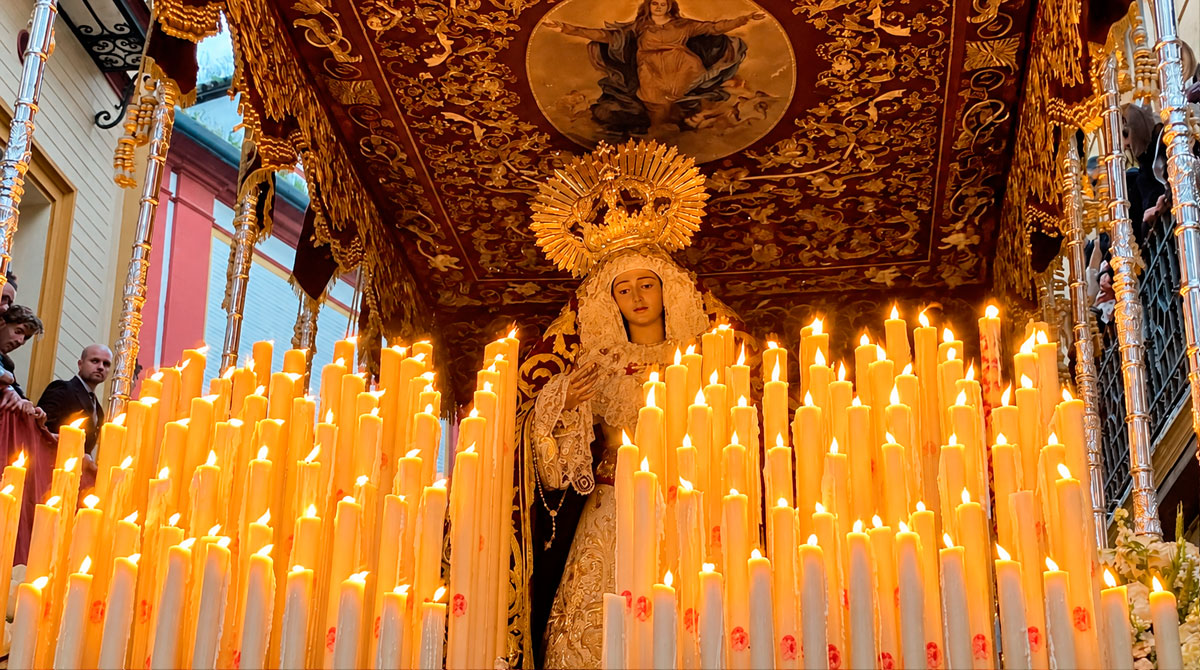 María Santísima de Regla de Los Panaderos bajo su palio en Sevilla