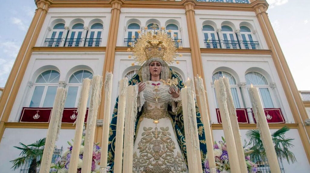 Santa María de Consolación de la Hermandad de la Sed ante la parroquia de San Juan de Dios