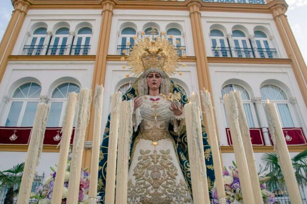 Santa María de Consolación de la Hermandad de la Sed ante la parroquia de San Juan de Dios