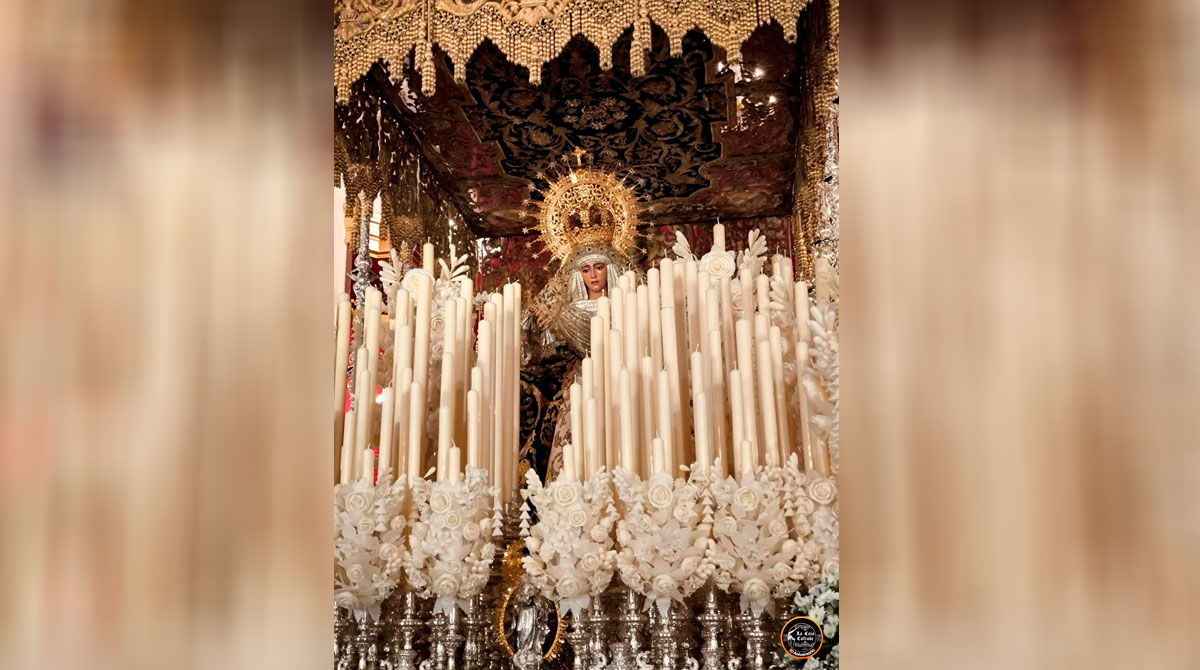 Nuestra Señora de la Esperanza de Triana en su paso de palio Leyenda: Nuestra Señora de la Esperanza de Triana en su paso de palio.