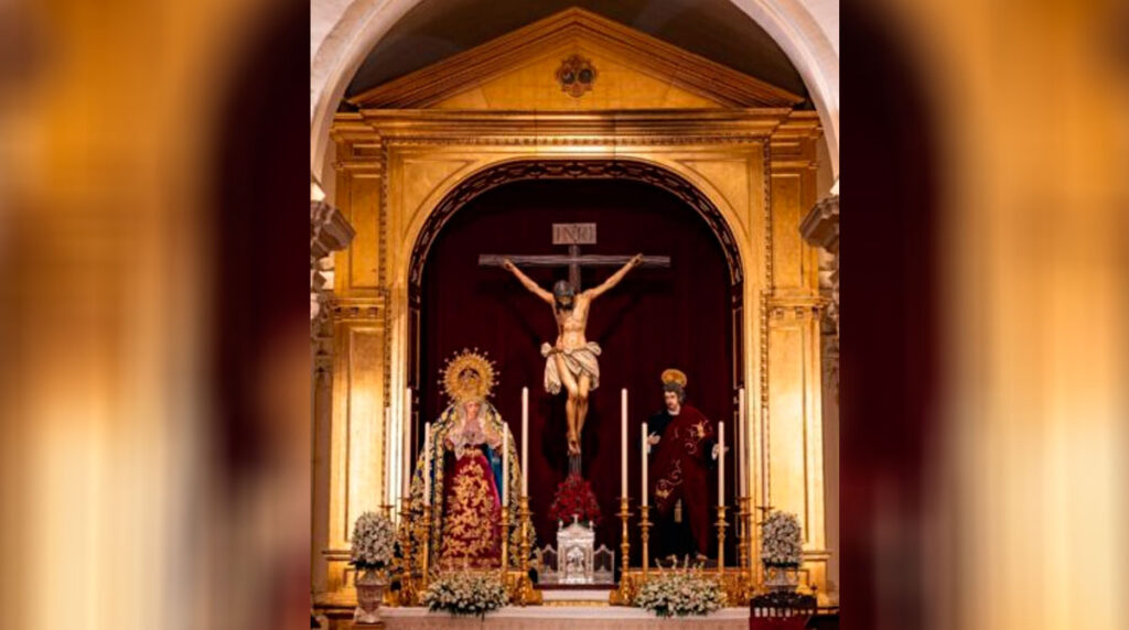 Los titulares de Los Estudiantes juntos en el altar mayor de la Capilla Universitaria