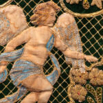 Detalle del manto de los Ángeles de la Esperanza Macarena con bordados y ángel central