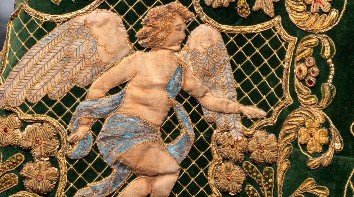 Detalle del manto de los Ángeles de la Esperanza Macarena con bordados y ángel central