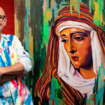 El artista Ramírez Mata junto a una de sus obras de temática cofrade