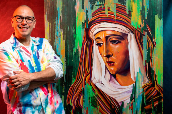 El artista Ramírez Mata junto a una de sus obras de temática cofrade