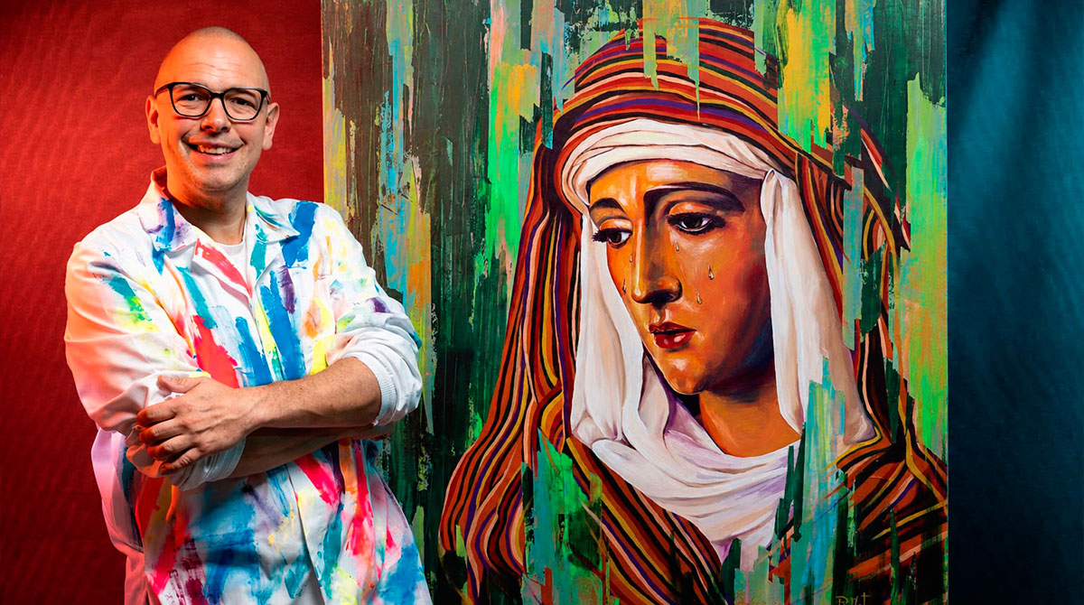 El artista Ramírez Mata junto a una de sus obras de temática cofrade