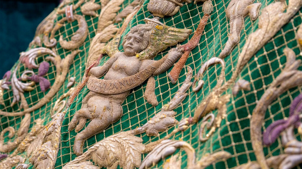 Detalle del manto Camaronero de la Esperanza Macarena durante su restauración