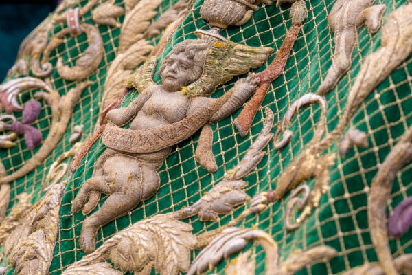 Detalle del manto Camaronero de la Esperanza Macarena durante su restauración