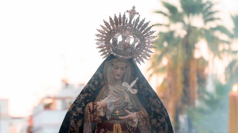La Virgen del Mayor Dolor Recorrió las Calles del Arenal en su Rosario Vespertino