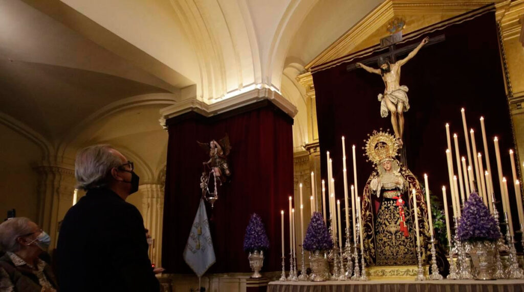 María Santísima de la Angustia y Cristo de la Buena Muerte de los Estudiantes en la Capilla Universitaria de Sevilla