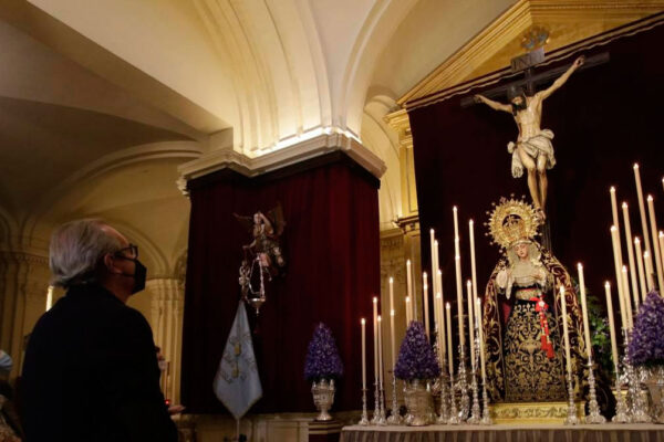 María Santísima de la Angustia y Cristo de la Buena Muerte de los Estudiantes en la Capilla Universitaria de Sevilla